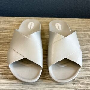 LIKE NEW!!! Okabashi Women's Silver Slide Sandals
